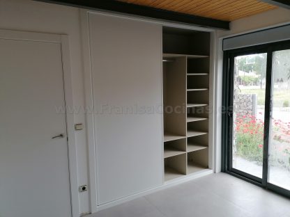 Armario Empotrado a Medida Gran Formato | Puertas Correderas Anchas Blanco Mate e Interior Lino Cancún con 10 Cajones - Imagen 30
