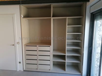 Armario Empotrado a Medida Gran Formato | Puertas Correderas Anchas Blanco Mate e Interior Lino Cancún con 10 Cajones - Imagen 4