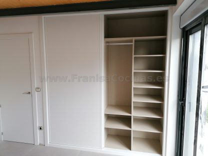 Armario Empotrado a Medida Gran Formato | Puertas Correderas Anchas Blanco Mate e Interior Lino Cancún con 10 Cajones - Imagen 31