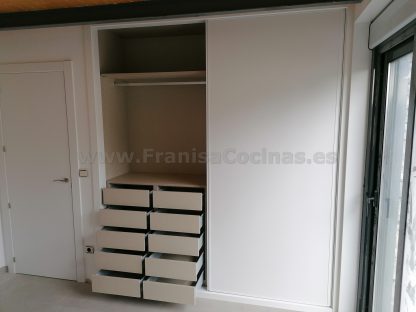 Armario Empotrado a Medida Gran Formato | Puertas Correderas Anchas Blanco Mate e Interior Lino Cancún con 10 Cajones - Imagen 34