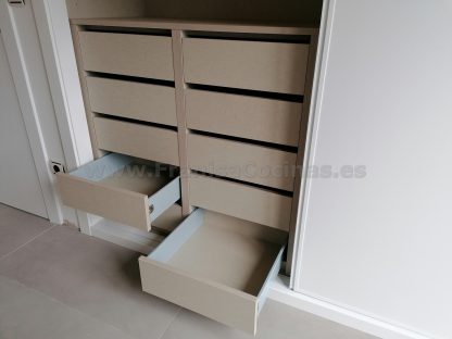 Armario Empotrado a Medida Gran Formato | Puertas Correderas Anchas Blanco Mate e Interior Lino Cancún con 10 Cajones - Imagen 36