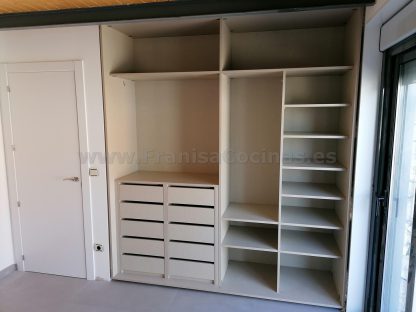 Armario Empotrado a Medida Gran Formato | Puertas Correderas Anchas Blanco Mate e Interior Lino Cancún con 10 Cajones - Imagen 8