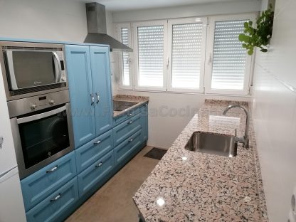 Diseño a Medida y Elegancia Funcional: Cocina en Fresno Azul Patinado - Imagen 43