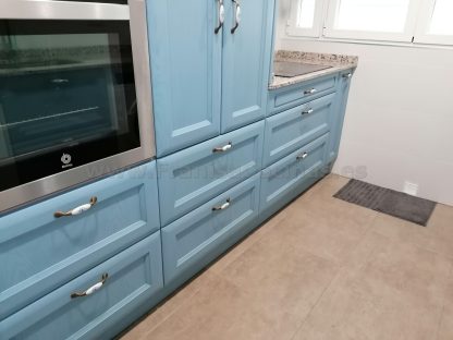 Diseño a Medida y Elegancia Funcional: Cocina en Fresno Azul Patinado - Imagen 33