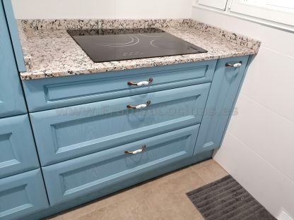 Diseño a Medida y Elegancia Funcional: Cocina en Fresno Azul Patinado - Imagen 32