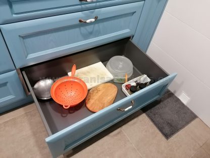 Diseño a Medida y Elegancia Funcional: Cocina en Fresno Azul Patinado - Imagen 31