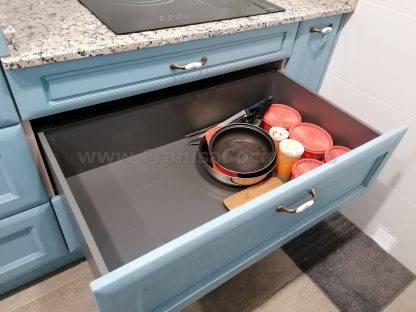 Diseño a Medida y Elegancia Funcional: Cocina en Fresno Azul Patinado - Imagen 30