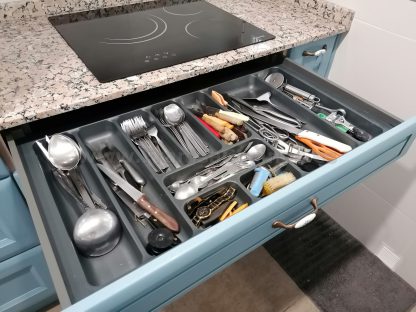 Diseño a Medida y Elegancia Funcional: Cocina en Fresno Azul Patinado - Imagen 29
