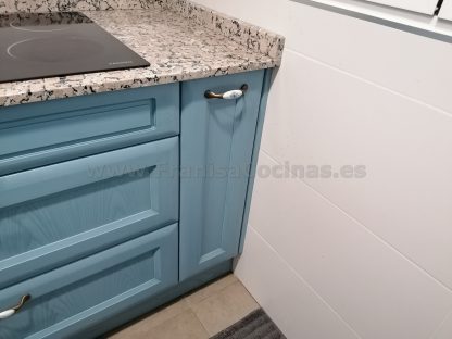 Diseño a Medida y Elegancia Funcional: Cocina en Fresno Azul Patinado - Imagen 28