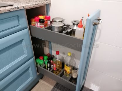 Diseño a Medida y Elegancia Funcional: Cocina en Fresno Azul Patinado - Imagen 27