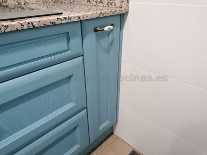 Diseño a Medida y Elegancia Funcional: Cocina en Fresno Azul Patinado - Imagen 26