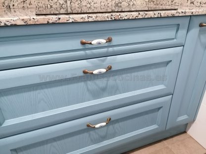 Diseño a Medida y Elegancia Funcional: Cocina en Fresno Azul Patinado - Imagen 25