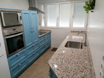 Diseño a Medida y Elegancia Funcional: Cocina en Fresno Azul Patinado - Imagen 42