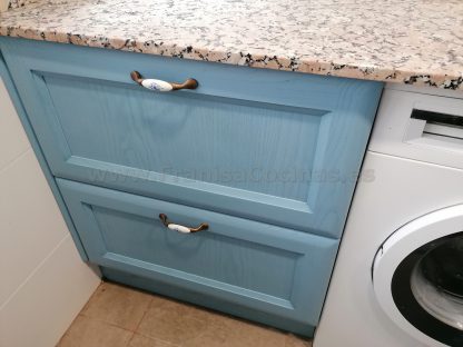 Diseño a Medida y Elegancia Funcional: Cocina en Fresno Azul Patinado - Imagen 23