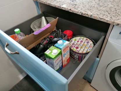 Diseño a Medida y Elegancia Funcional: Cocina en Fresno Azul Patinado - Imagen 22