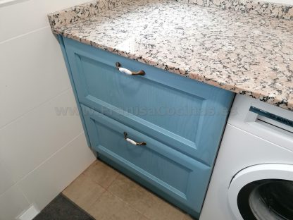 Diseño a Medida y Elegancia Funcional: Cocina en Fresno Azul Patinado - Imagen 21