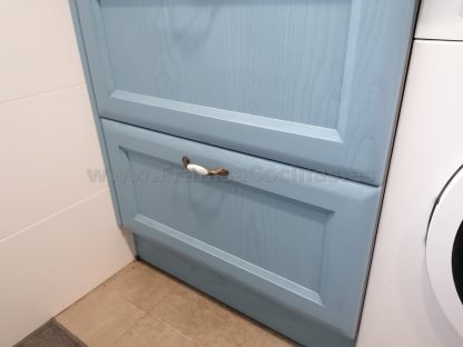 Diseño a Medida y Elegancia Funcional: Cocina en Fresno Azul Patinado - Imagen 19