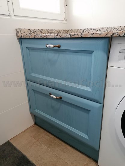Diseño a Medida y Elegancia Funcional: Cocina en Fresno Azul Patinado - Imagen 18