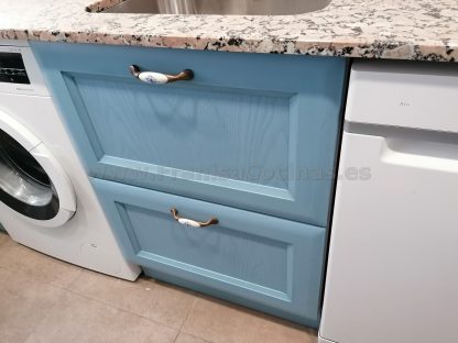 Diseño a Medida y Elegancia Funcional: Cocina en Fresno Azul Patinado - Imagen 16