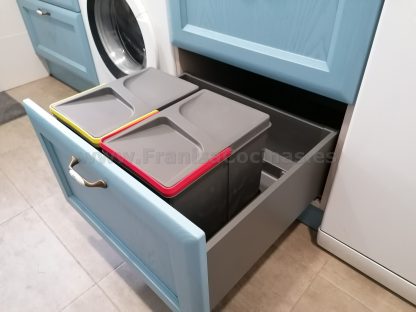 Diseño a Medida y Elegancia Funcional: Cocina en Fresno Azul Patinado - Imagen 15