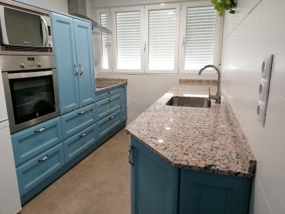 Diseño a Medida y Elegancia Funcional: Cocina en Fresno Azul Patinado - Imagen 41