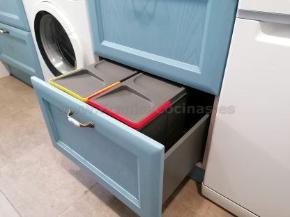 Diseño a Medida y Elegancia Funcional: Cocina en Fresno Azul Patinado - Imagen 14