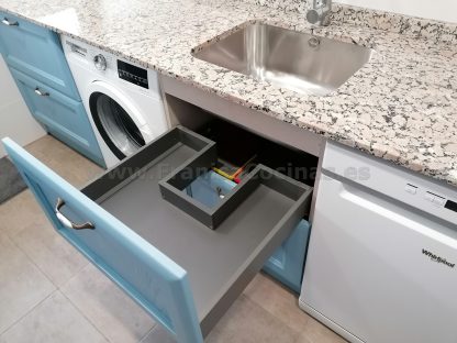 Diseño a Medida y Elegancia Funcional: Cocina en Fresno Azul Patinado - Imagen 13