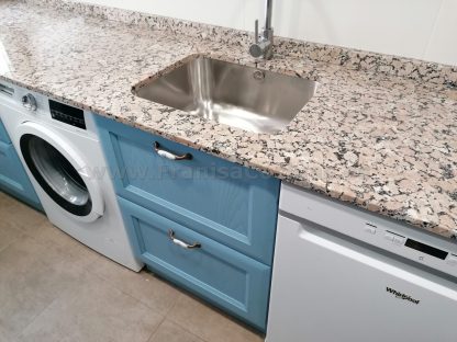 Diseño a Medida y Elegancia Funcional: Cocina en Fresno Azul Patinado - Imagen 12