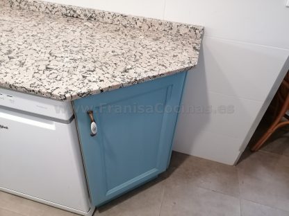 Diseño a Medida y Elegancia Funcional: Cocina en Fresno Azul Patinado - Imagen 11