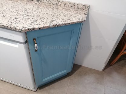 Diseño a Medida y Elegancia Funcional: Cocina en Fresno Azul Patinado - Imagen 10