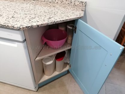 Diseño a Medida y Elegancia Funcional: Cocina en Fresno Azul Patinado - Imagen 9