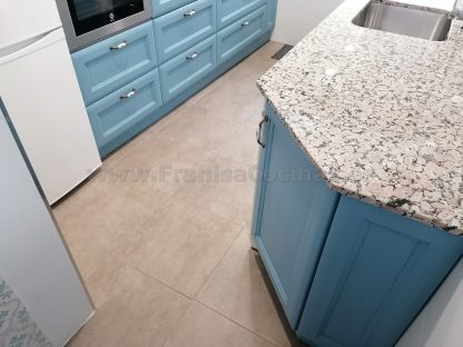 Diseño a Medida y Elegancia Funcional: Cocina en Fresno Azul Patinado - Imagen 8