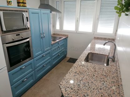 Diseño a Medida y Elegancia Funcional: Cocina en Fresno Azul Patinado - Imagen 7