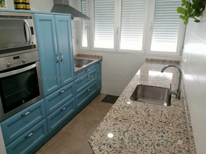 Diseño a Medida y Elegancia Funcional: Cocina en Fresno Azul Patinado - Imagen 6