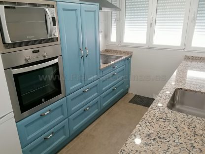Diseño a Medida y Elegancia Funcional: Cocina en Fresno Azul Patinado - Imagen 5