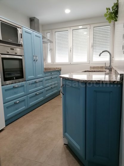 Diseño a Medida y Elegancia Funcional: Cocina en Fresno Azul Patinado - Imagen 40