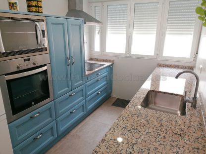 Diseño a Medida y Elegancia Funcional: Cocina en Fresno Azul Patinado - Imagen 4