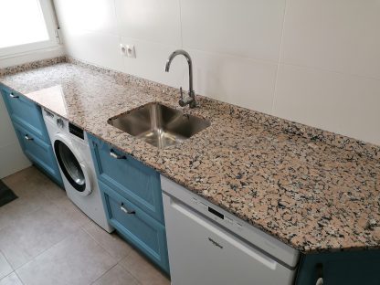 Diseño a Medida y Elegancia Funcional: Cocina en Fresno Azul Patinado - Imagen 3