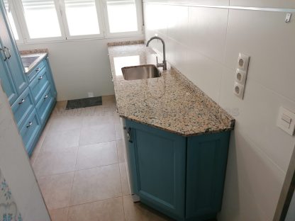 Diseño a Medida y Elegancia Funcional: Cocina en Fresno Azul Patinado - Imagen 2
