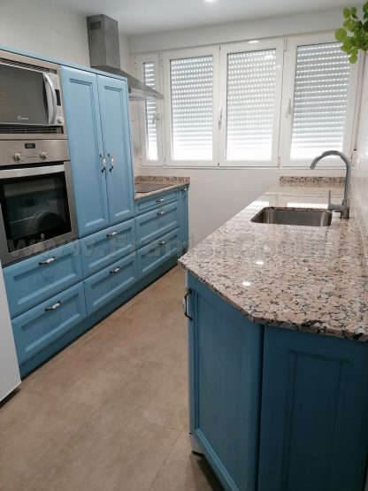 Diseño a Medida y Elegancia Funcional: Cocina en Fresno Azul Patinado - Imagen 39