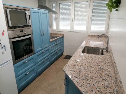 Diseño a Medida y Elegancia Funcional: Cocina en Fresno Azul Patinado - Imagen 38