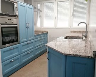 Diseño a Medida y Elegancia Funcional: Cocina en Fresno Azul Patinado