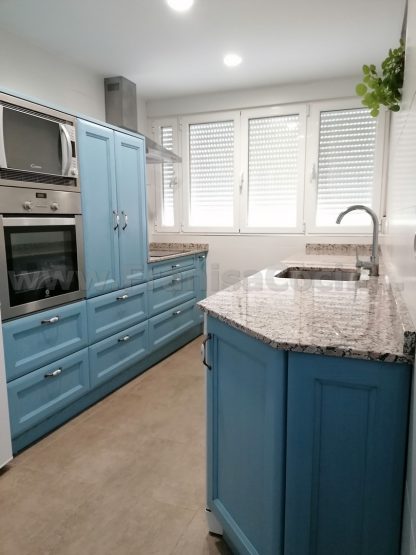 Diseño a Medida y Elegancia Funcional: Cocina en Fresno Azul Patinado