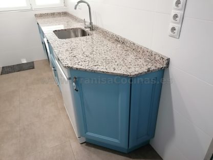 Diseño a Medida y Elegancia Funcional: Cocina en Fresno Azul Patinado - Imagen 36