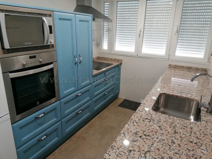Diseño a Medida y Elegancia Funcional: Cocina en Fresno Azul Patinado - Imagen 35