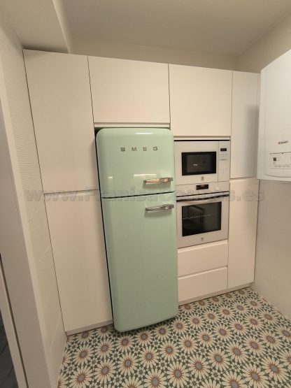 Cocina a Medida Blanca Mate y Roble: Diseño Moderno, Calidad Superior y Funcionalidad Premium - Imagen 18