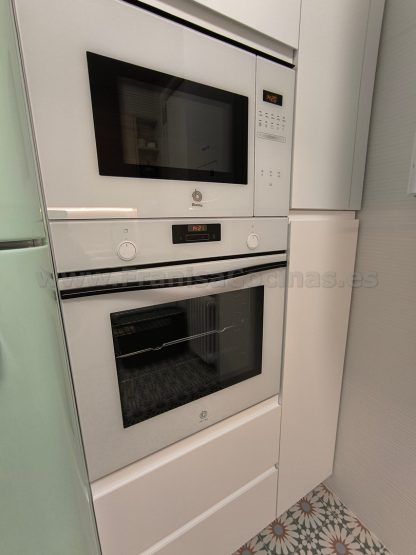 Cocina a Medida Blanca Mate y Roble: Diseño Moderno, Calidad Superior y Funcionalidad Premium - Imagen 81