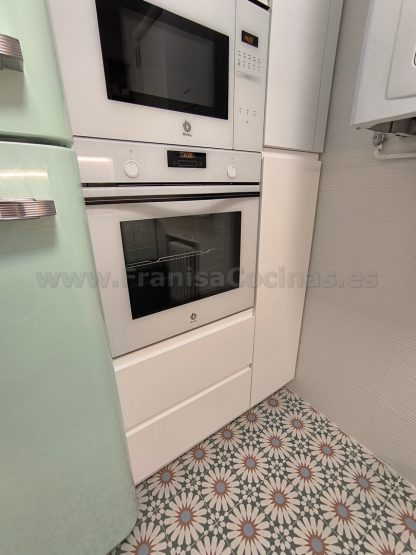 Cocina a Medida Blanca Mate y Roble: Diseño Moderno, Calidad Superior y Funcionalidad Premium - Imagen 86