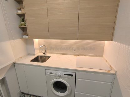 Cocina a Medida Blanca Mate y Roble: Diseño Moderno, Calidad Superior y Funcionalidad Premium