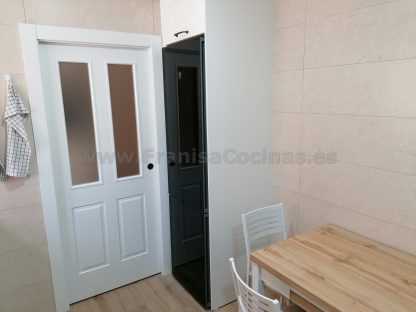 Cocina Modelo Bela: Elegancia Natural y Calidad en Madera de Fresno Blanco Roto - Imagen 35
